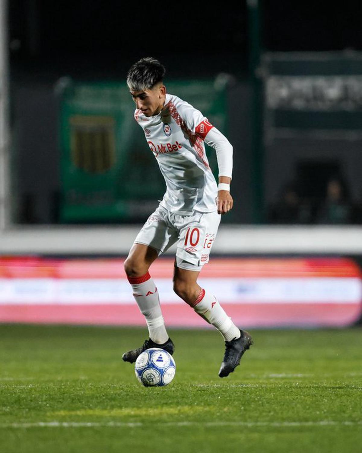 Alan Lescano, autor del primer gol de Argentinos Juniors, controla la pelota.