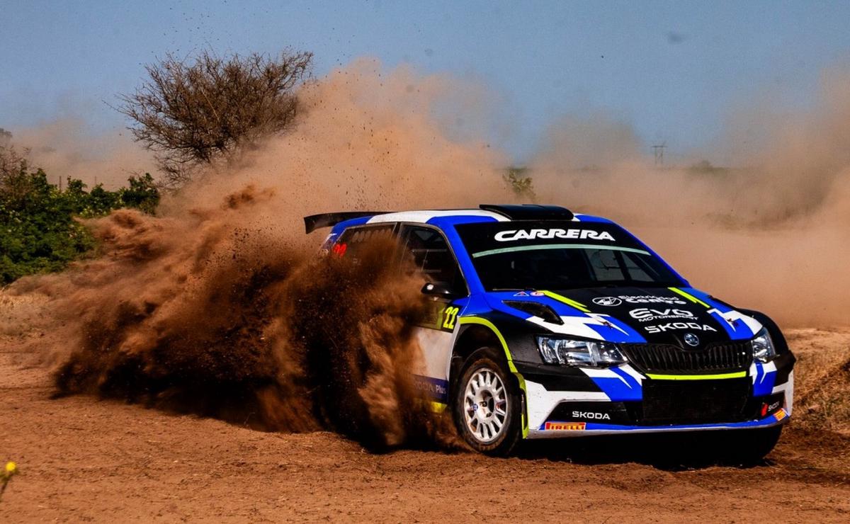 Los hermanos 'Tony' y 'Juanpi' Carrera, con el Skoda que preparan en San Nicolás