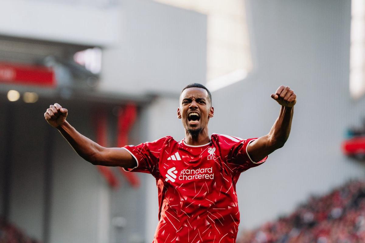 Alexander Isak grita el gol con el que cerró el triunfo del Liverpool.