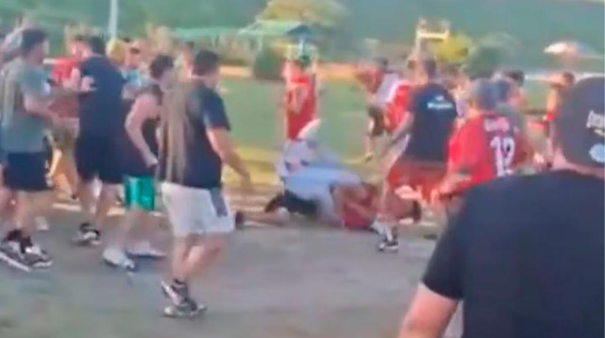 Brutal pelea entre facciones de Camioneros en la cancha de Argentino de Merlo