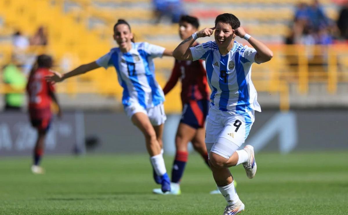 FOTO: La selección femenina Sub20 venció a Costa Rica y esta en octavos. Foto: @FemeninoAFA