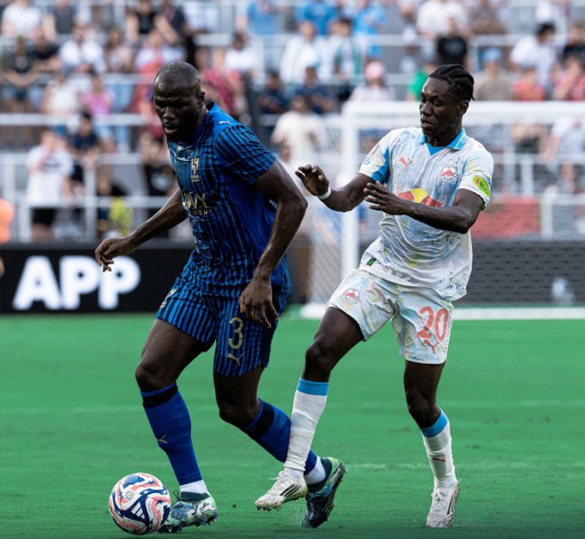 El defensor del Al-Hilal Kalidou Koulibaly controla la pelota en el pasado partido ante Red Bull de Salzburgo.