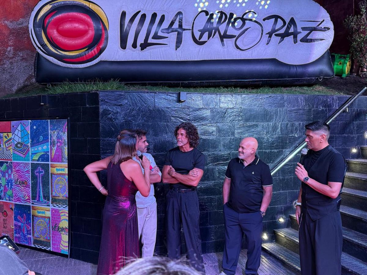 Los artistas de los distintos elencos, presentes en el boliche Khalama.