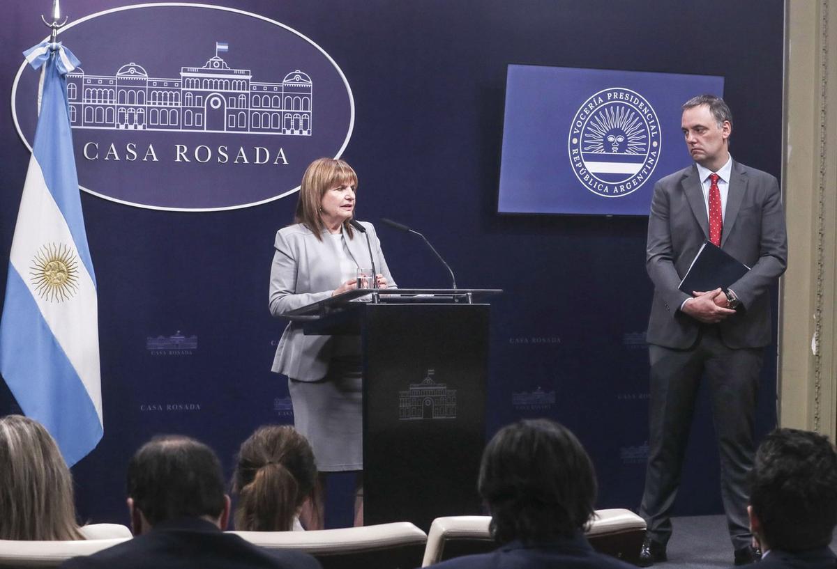 Patricia Bullrich junto al jefe de Gabinete, Manuel Adorni. (Foto: NA)