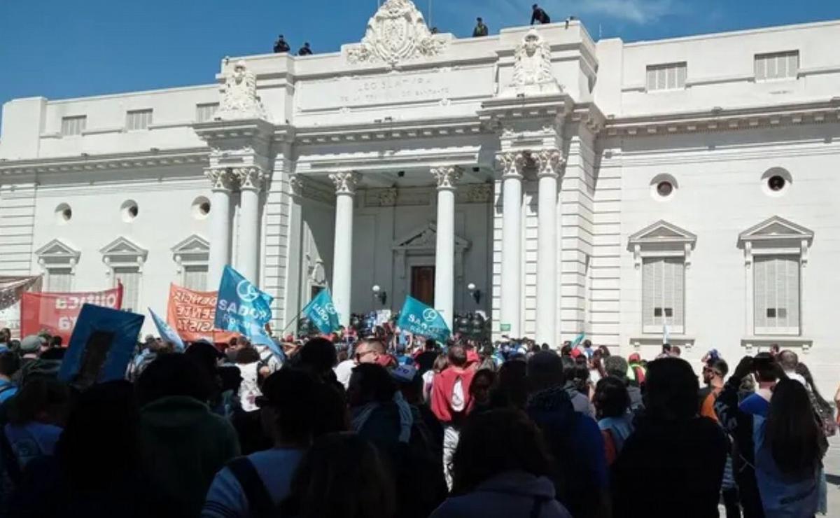 FOTO: Trabajadores judiciales reclaman en la Legislatura Provincial.