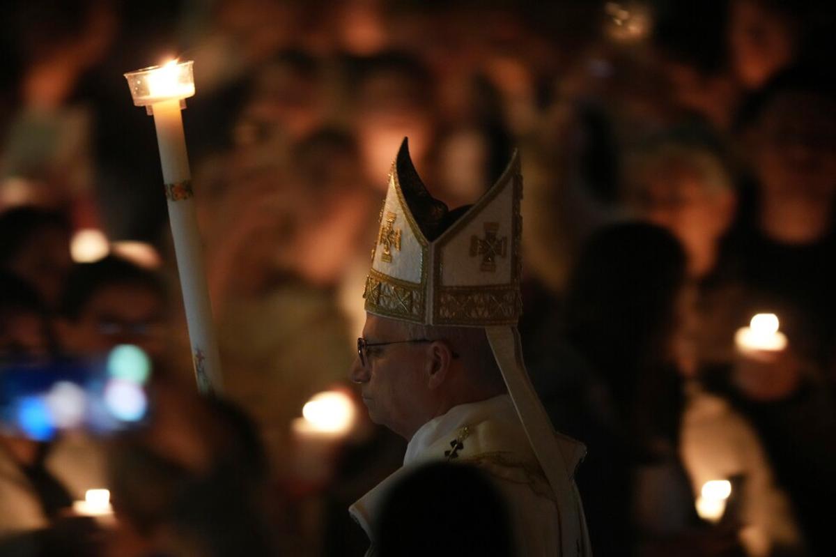 León XIV celebra su primera vigilia pascual llamando a la concordia y la paz
