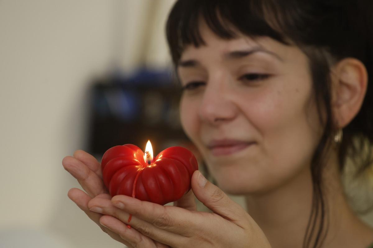 Deborah Martin fabrica velas artesanales inspiradas en alimentos reales.