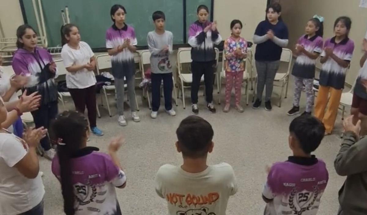Los alumnos, en plena tarea creativa en la clase de música.