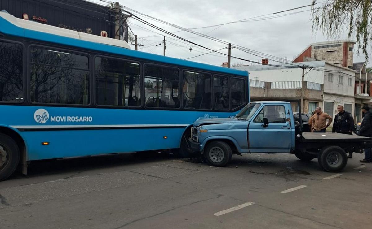 Dos vehículos intentaron pasar a un colectivo y provocaron un choque en cadena.