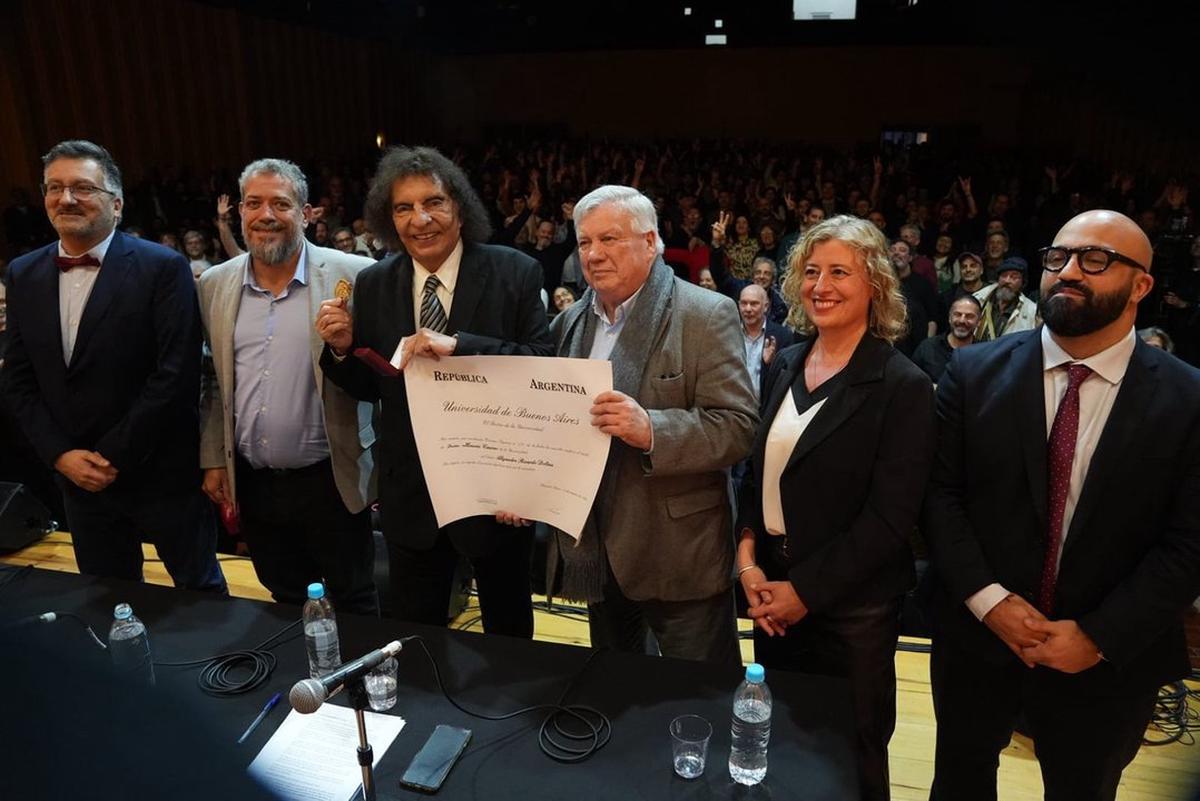 Alejandro Dolina junto a las autoridades de la UBA.