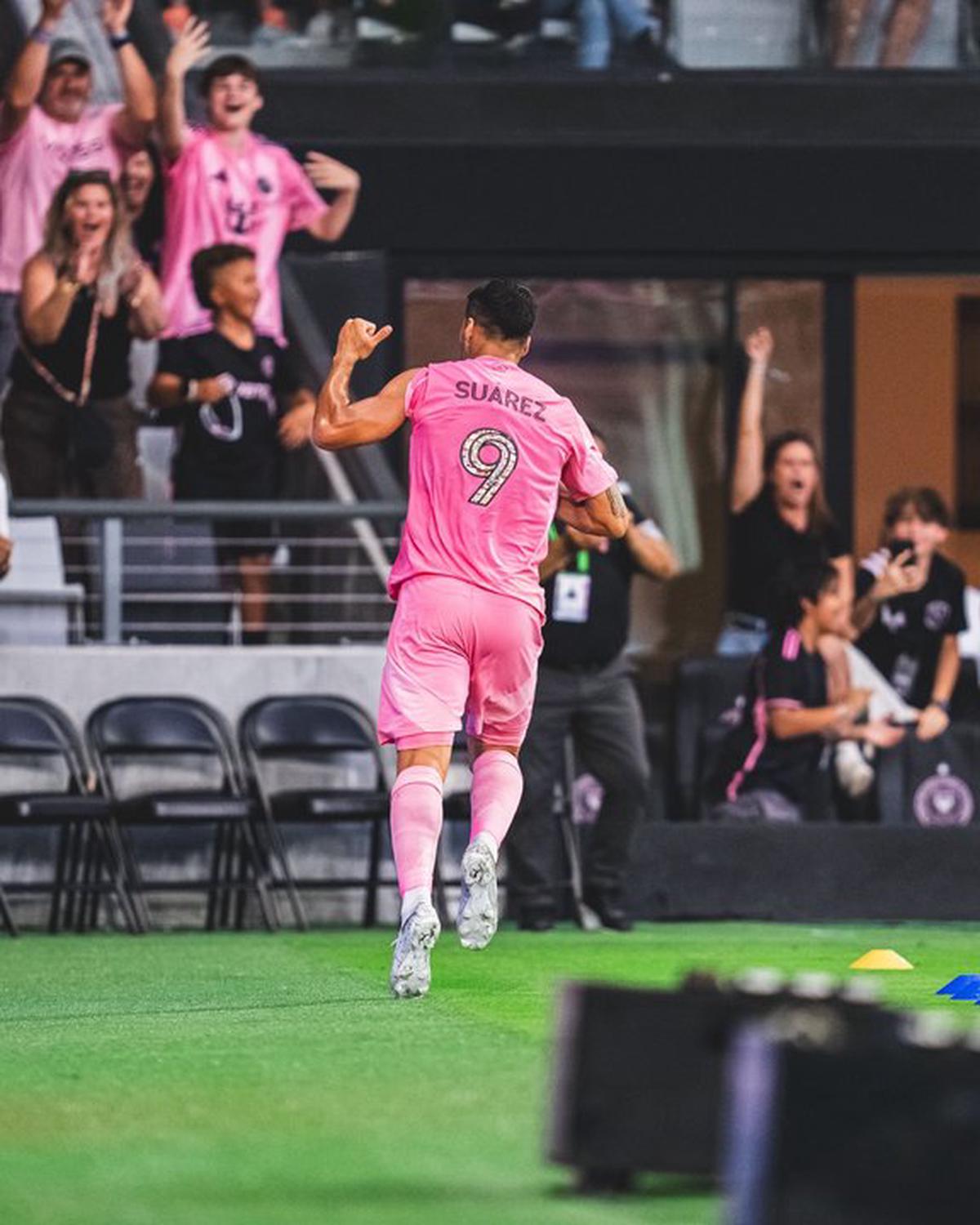 Luis Suárez festeja uno de los tres goles convertidos ante Philadelphia.