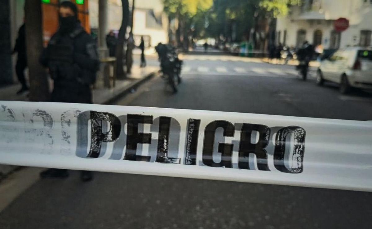El despliegue policial después del femicidio en una farmacia céntrica de Rosario.