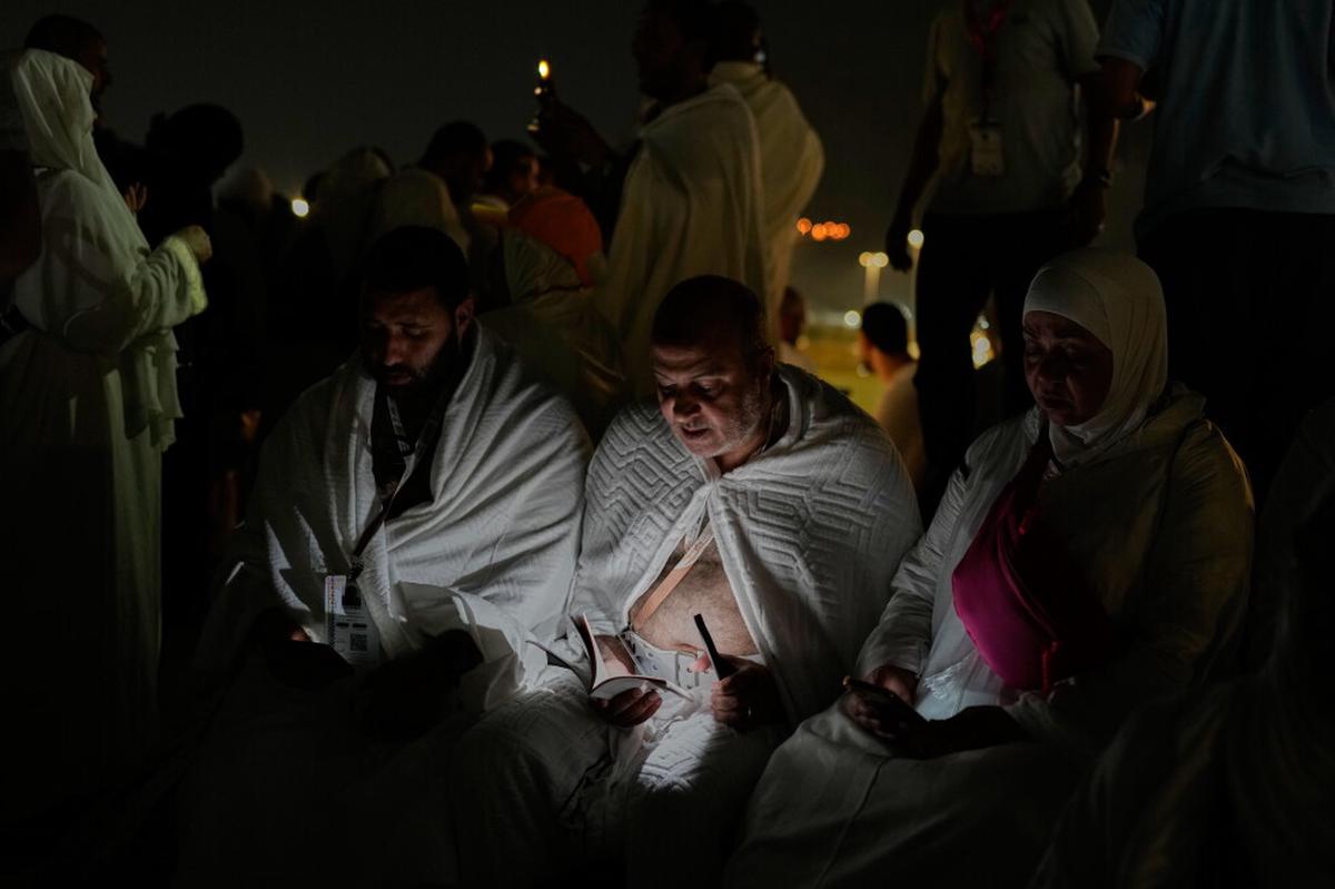 Peregrinos musulmanes se reúnen en Arafat para rezar mientras el haj llega a su apogeo