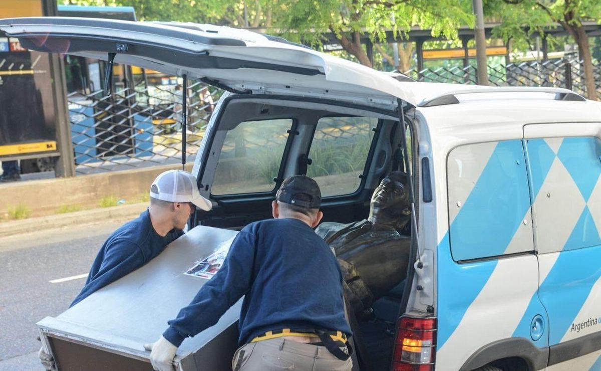 FOTO: Removieron el busto de Néstor Kirchner de Anses. (Foto: Capital Humano)