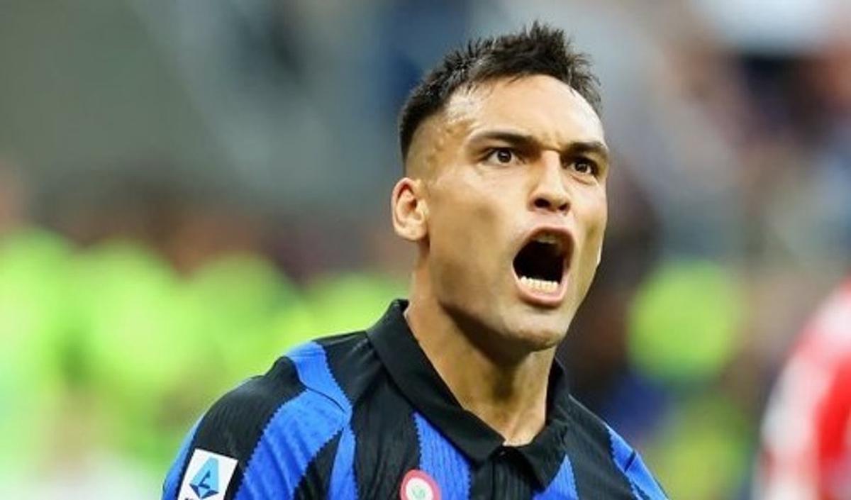 Lautaro festeja su doblete ante Napoli.