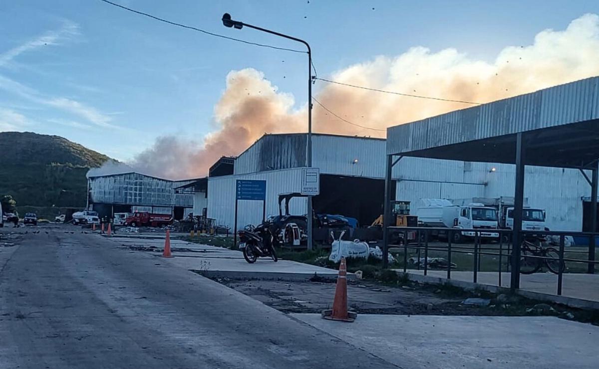 El incendio en la planta de reciclaje de Uriburu y Las Palmeras.