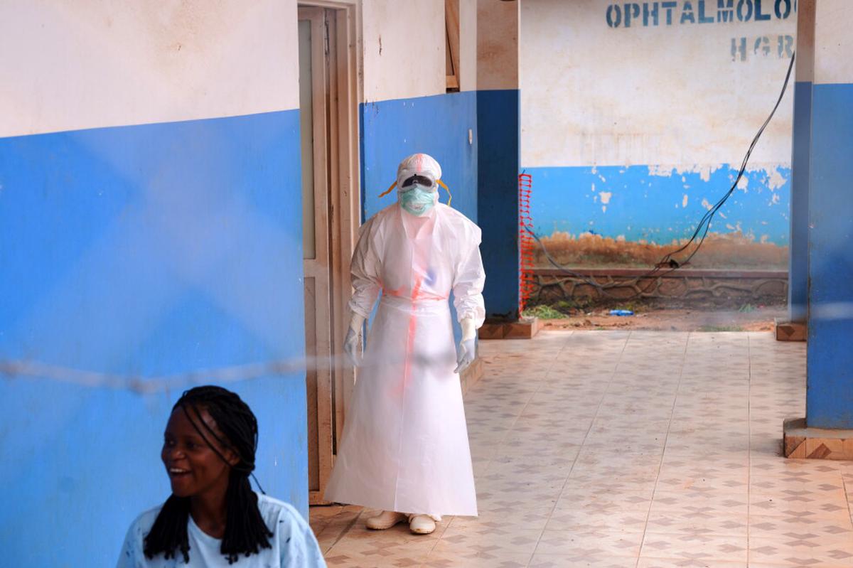 Decenas de trabajadores sanitarios en el epicentro del brote de ébola en Congo protestan por impagos
