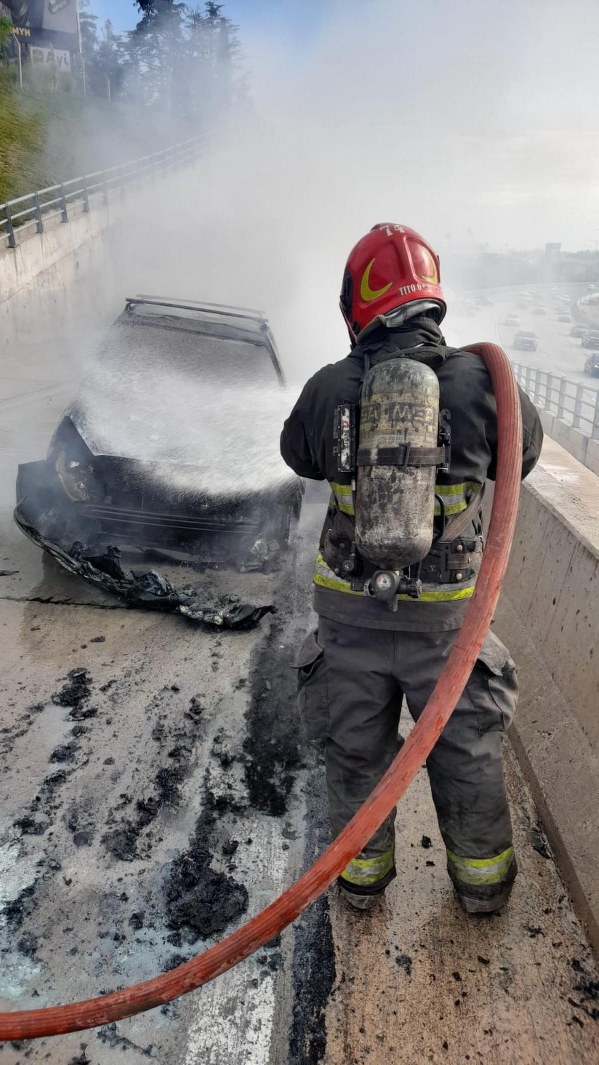 Incendio total de un auto en Circunvalación: su conductor resultó ileso