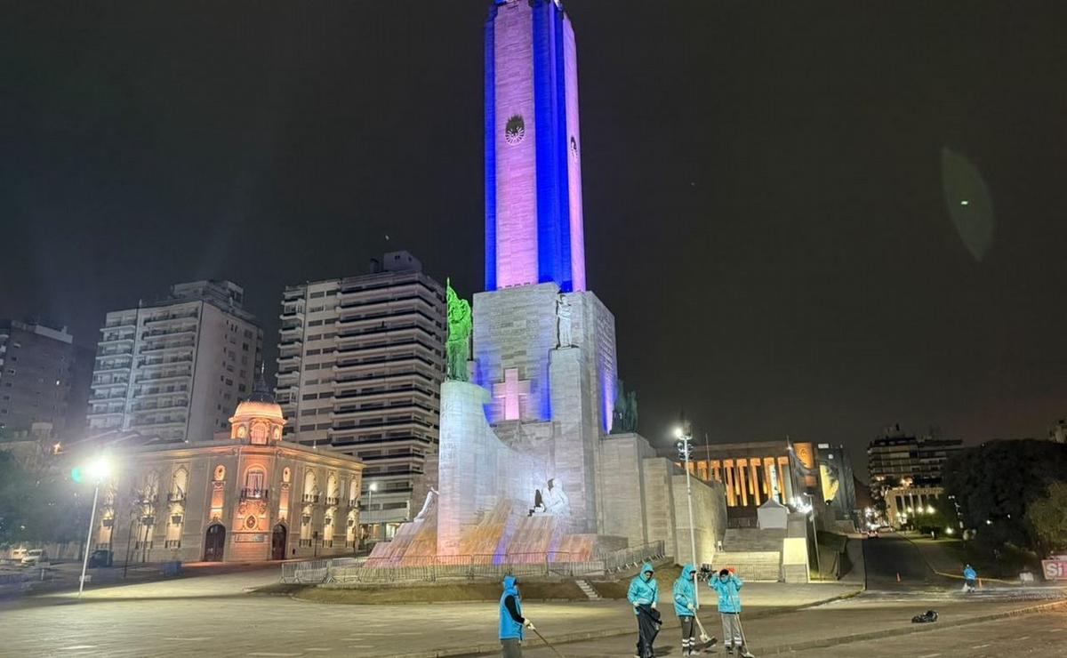 Trabajos de limpieza en la ciudad de Rosario tras los festejos.
