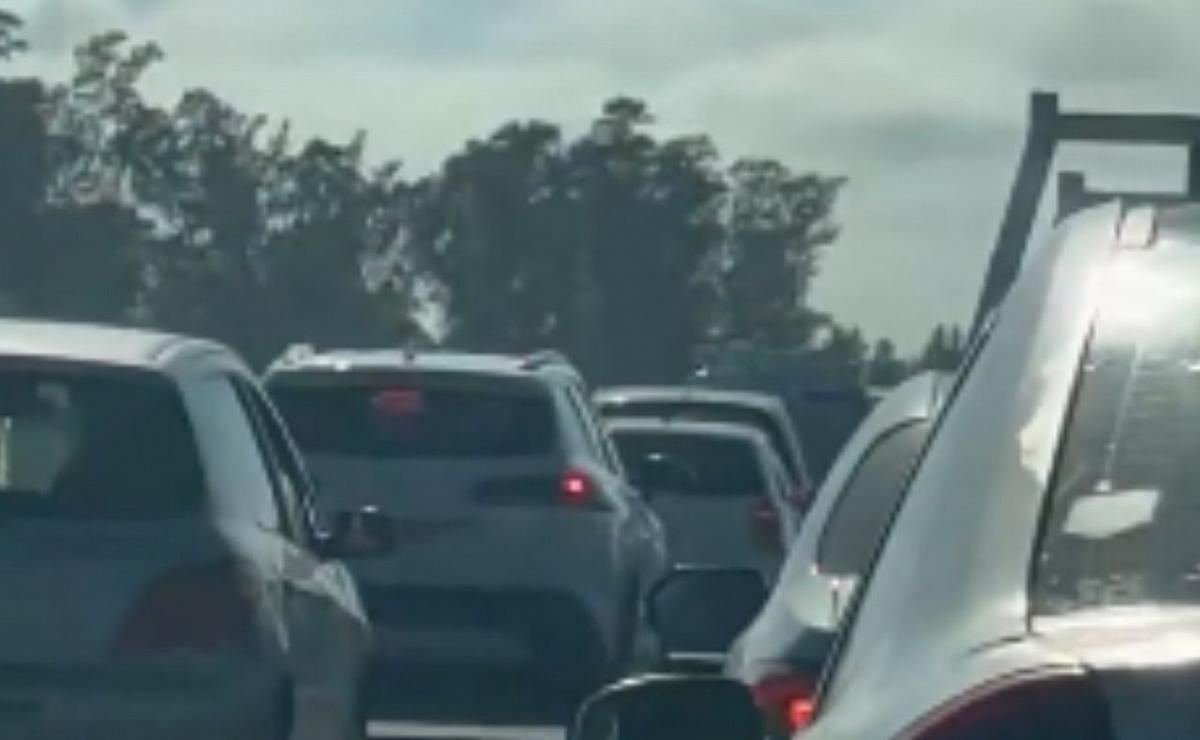 El tránsito está congestionado en la zona del siniestro.