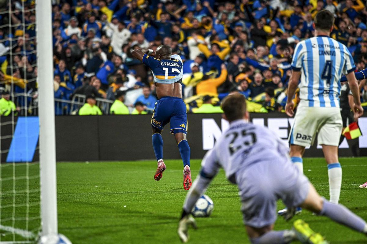Enner Valencia celebra el tercer gol ante Racing.