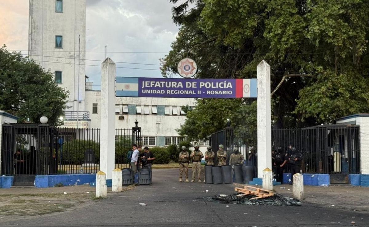 Protesta y cubiertas prendidas fuego en la Jefatura de la Policía de Rosario.