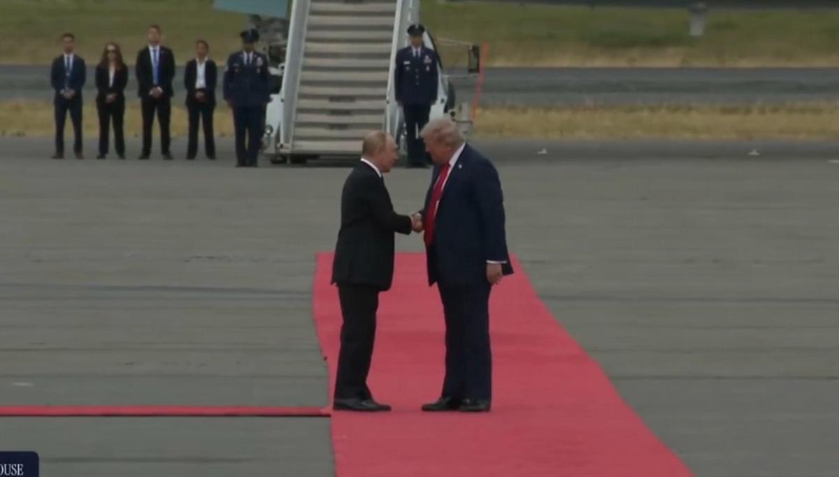 Saludo entre Trump y Putin en Alaska.