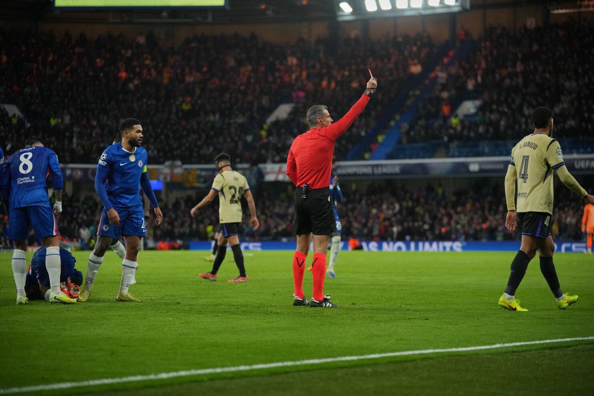 Barcelona: Flick dice que Araújo se perderá otro partido por motivos personales
