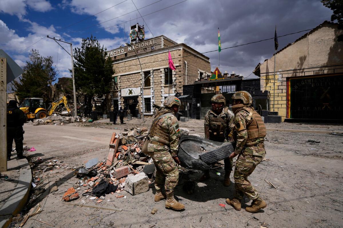 Suben a 4 los soldados fallecidos por explosión en un cuartel militar de Bolivia
