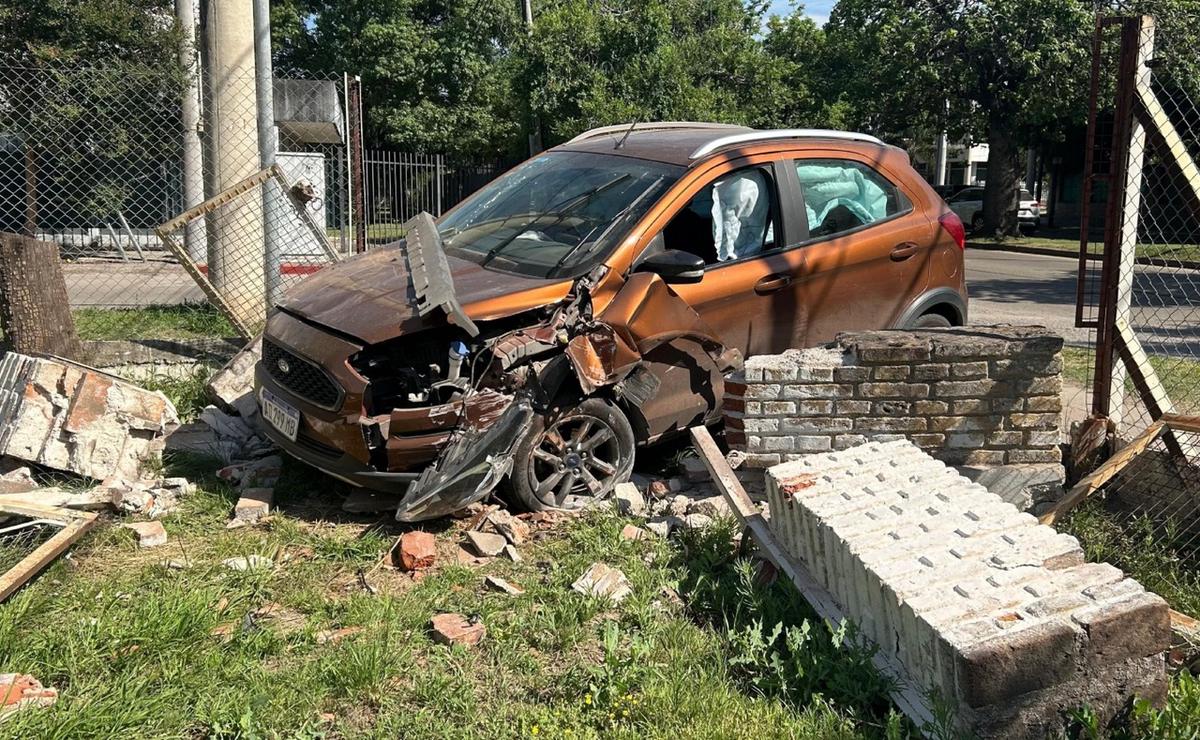 FOTO: Atropelló a un peatón y quedó incrustado en una verja en barrio Granja de Funes.