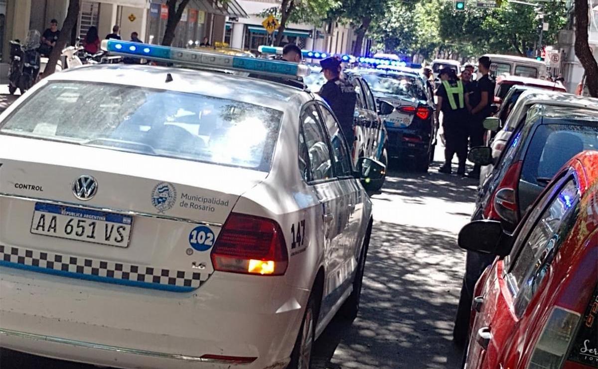 FOTO: Rosario: cuidacoches roció con alcohol y quiso prender fuego a agente de tránsito. 