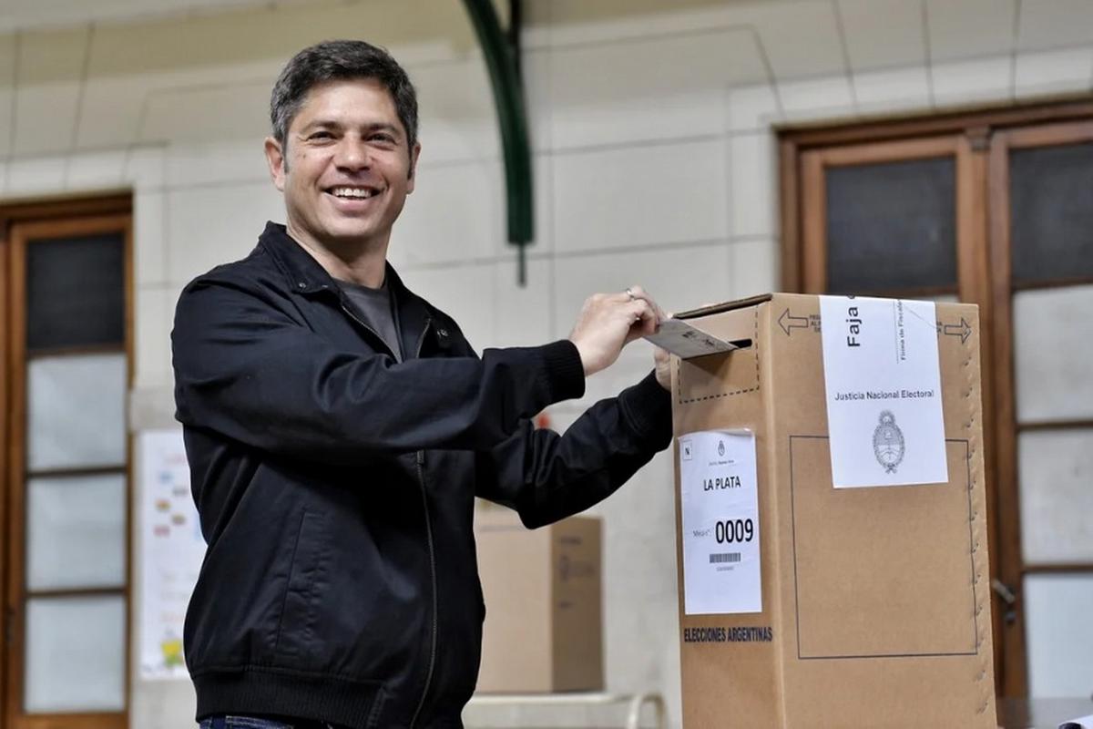 El gobernador bonaerense, Axel Kicillof, al momento de votar.