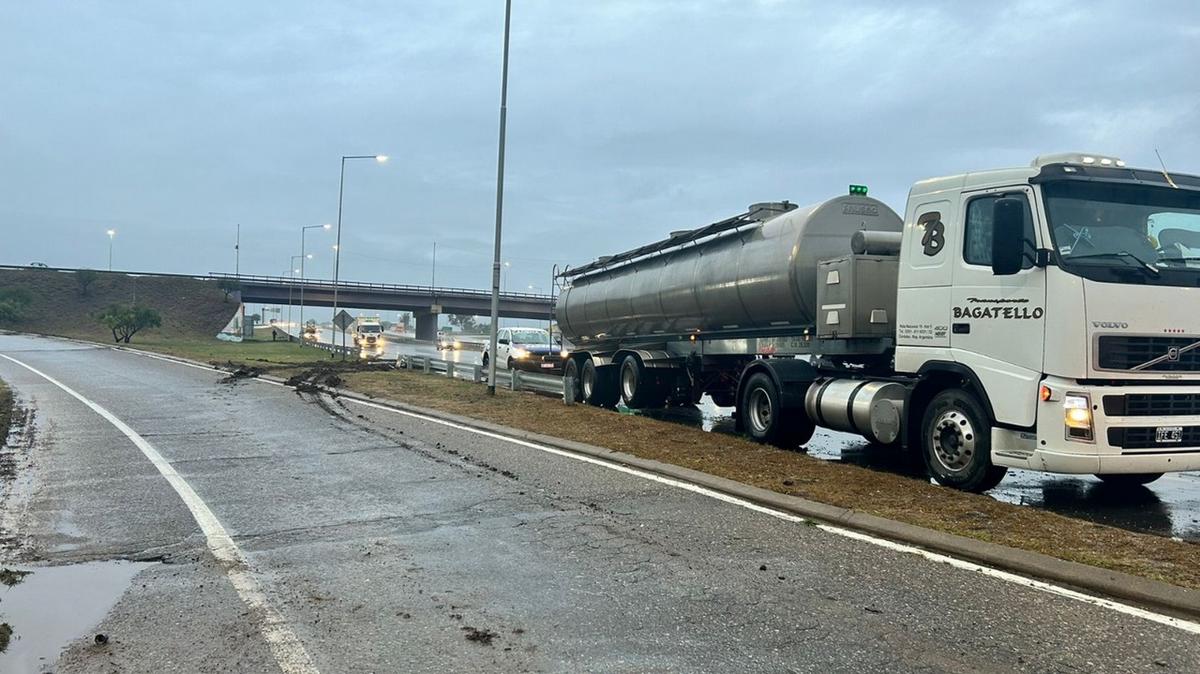 FOTO: Un camión con chocolate líquido despistó esta mañana en Circunvalación