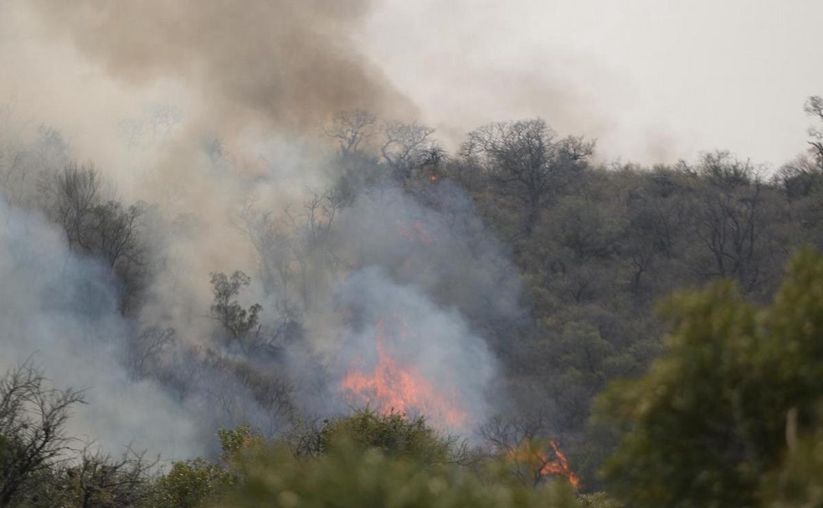 FOTO: Se reinició el fuego en Capilla del Monte y San Marcos. (Daniel Cáceres/Cadena 3)