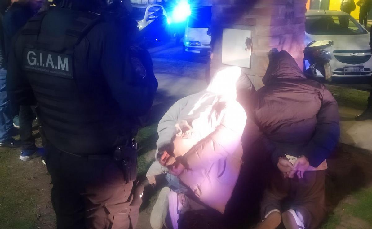 La banda fue detenida en inmediaciones del Gigante de Arroyito.