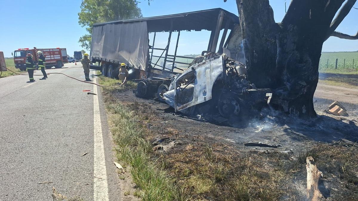 Un camionero murió tras chocar y quedar atrapado en el incendio en ruta 8.