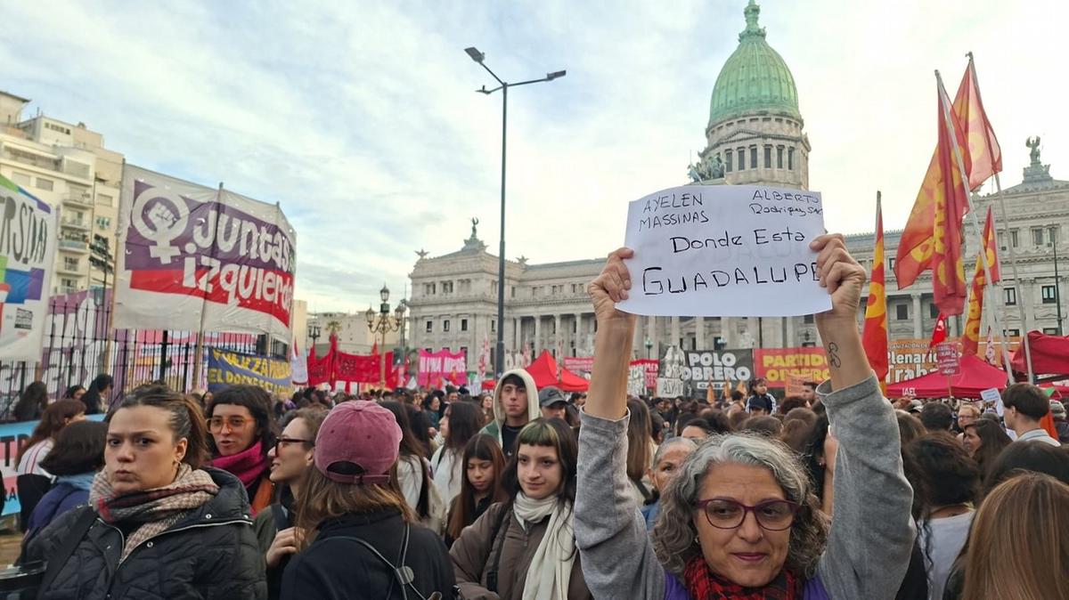 Una multitud se acercó a la plaza del Congreso por el Ni Una Menos. 