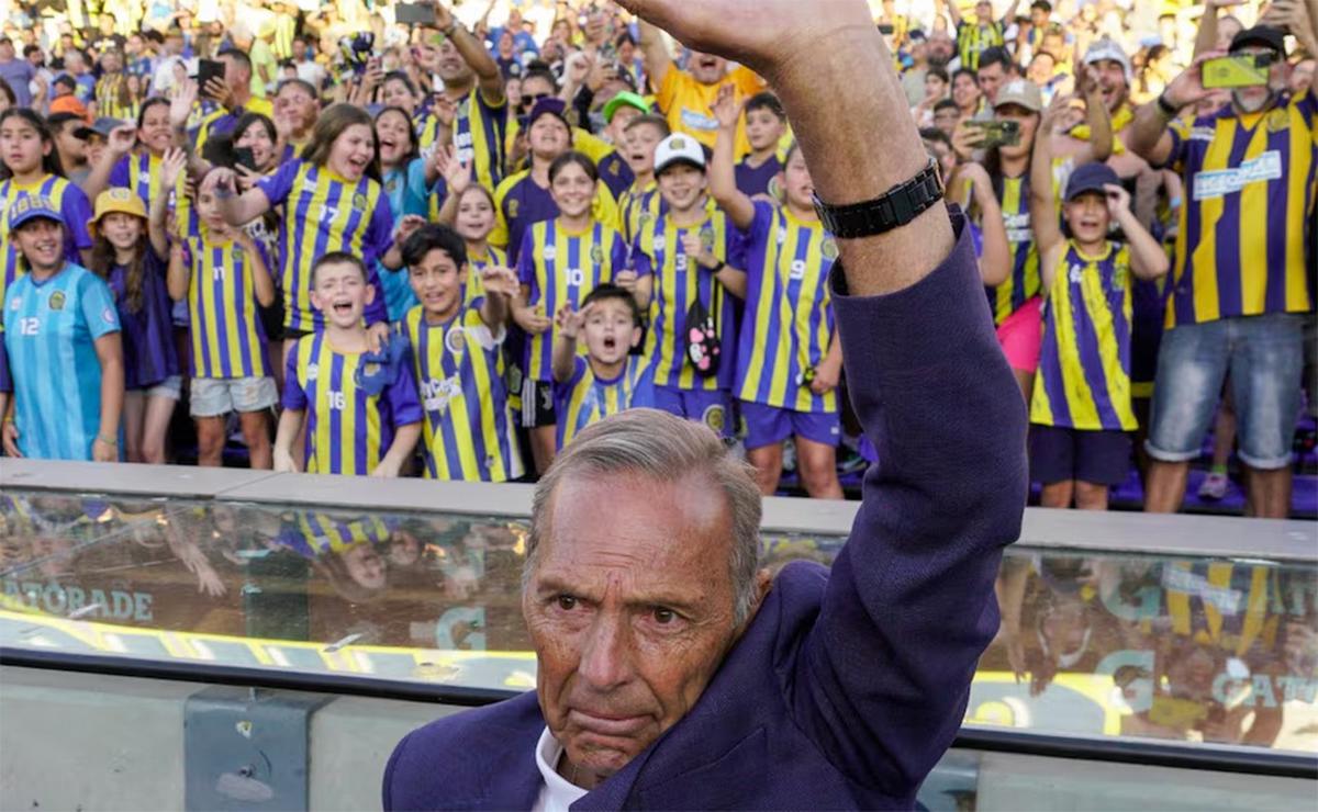 La última ovación: cuando el Gigante de Arroyito despidió a su ídolo.