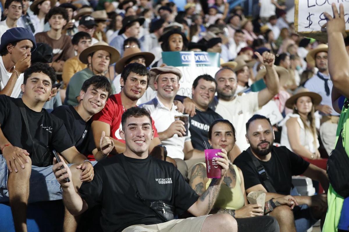 FOTO: La gente disfruta de una nueva noche festivalera en las tribunas. 