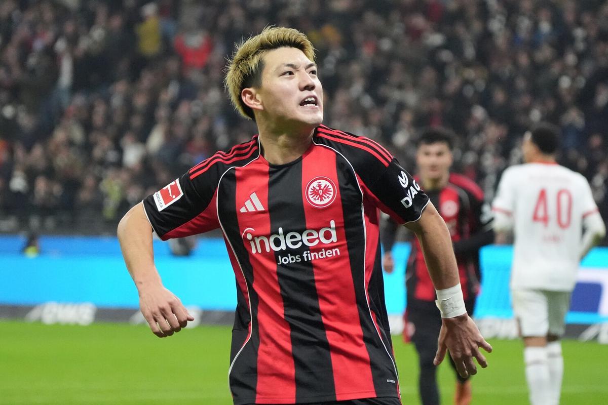 El japonés Ritsu Doan impulsa la necesitada del Frankfurt ante el Augsburg en la Bundesliga