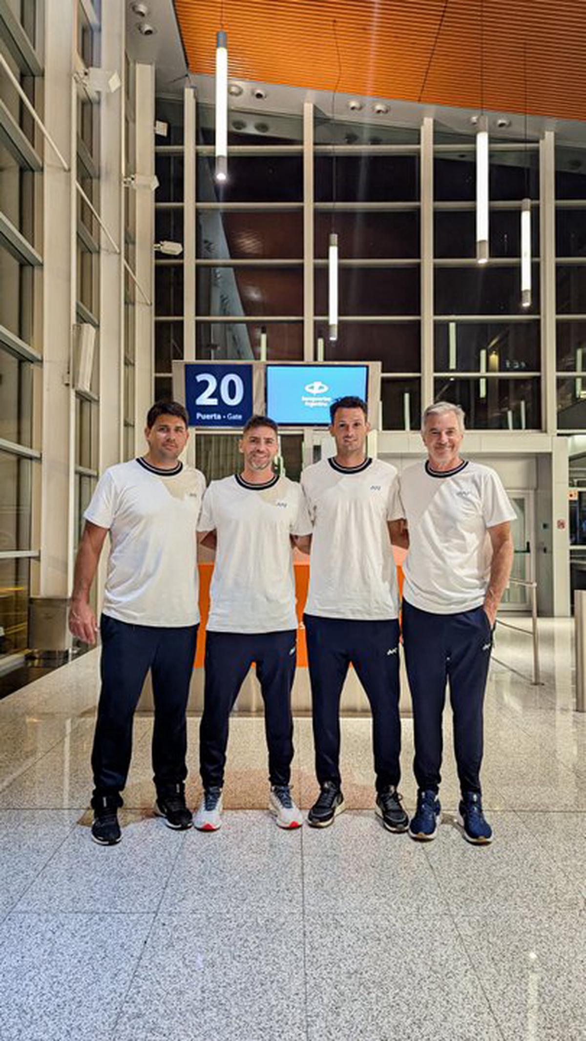 La delegación argentina antes de comenzar el largo viaje hacia Corea del Sur.