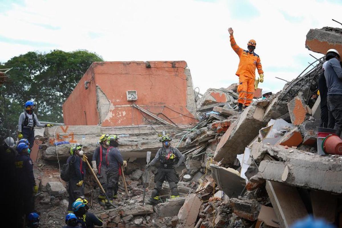 La Guardia Civil realiza la señal de silencio para escuchar posibles sobrevivientes.