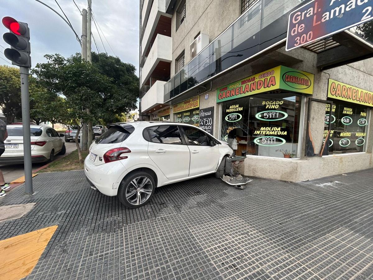 FOTO: Impresionante choque en barrio General Paz: un auto se incrustó en una carnicería