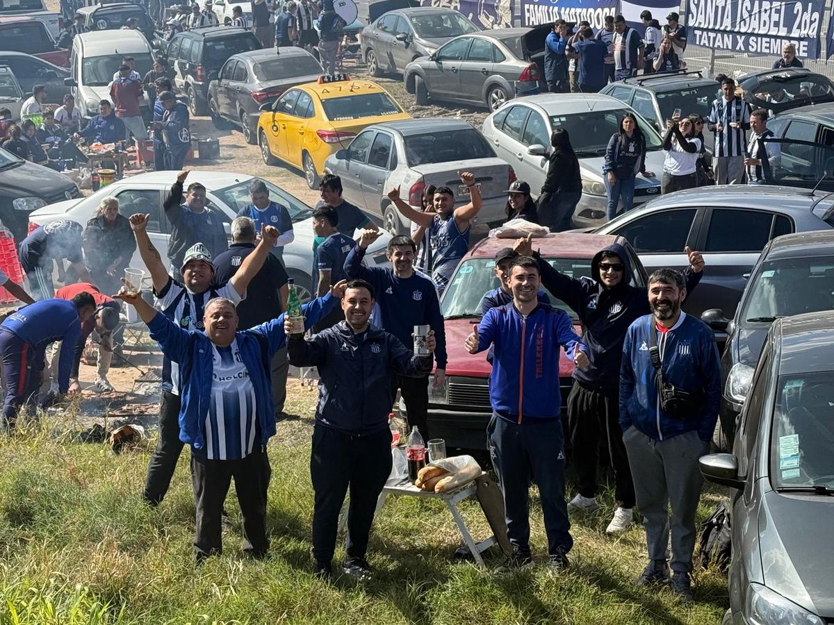 Hinchas de Talleres palpitan el superclásico cordobés. (Daniel Cáceres/Cadena 3)