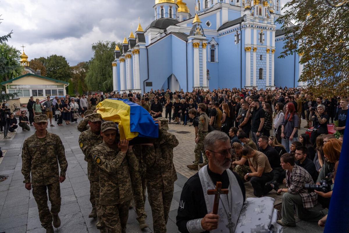 Un bebé por nacer y un funeral en Kiev: La historia de 2 jóvenes soldados que se casaron en guerra