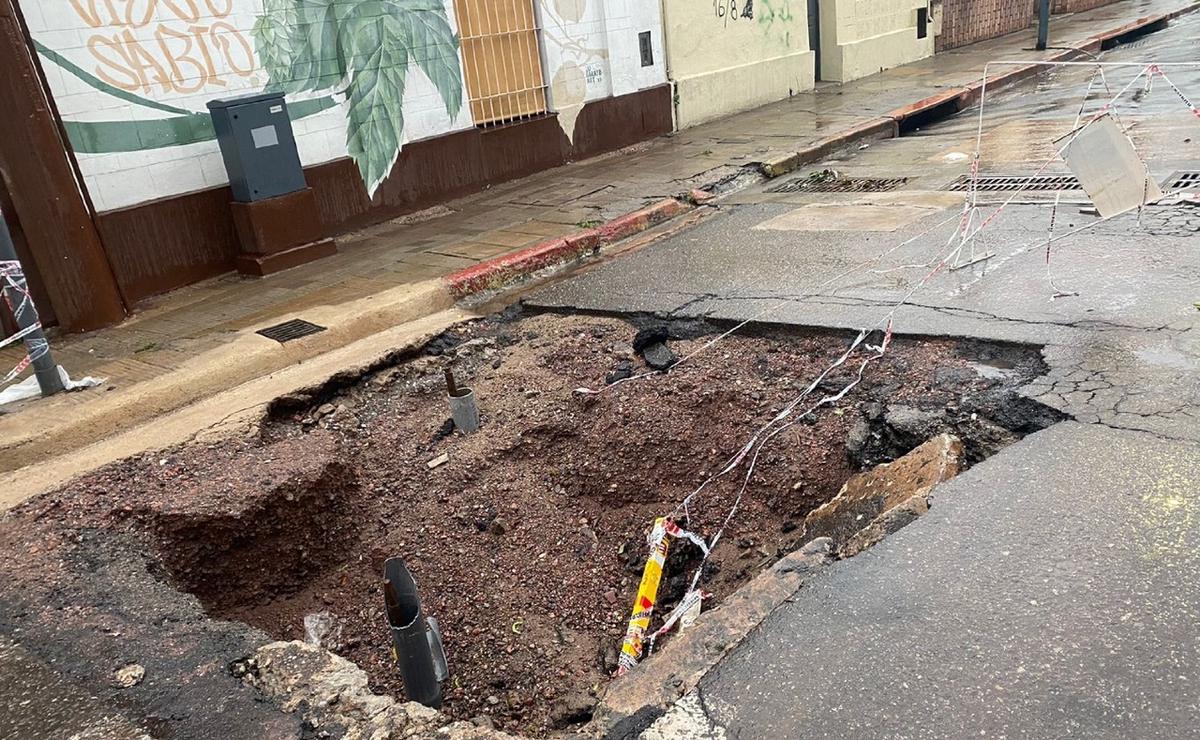 FOTO: Un móvil cayó en un pozo durante la tormenta.