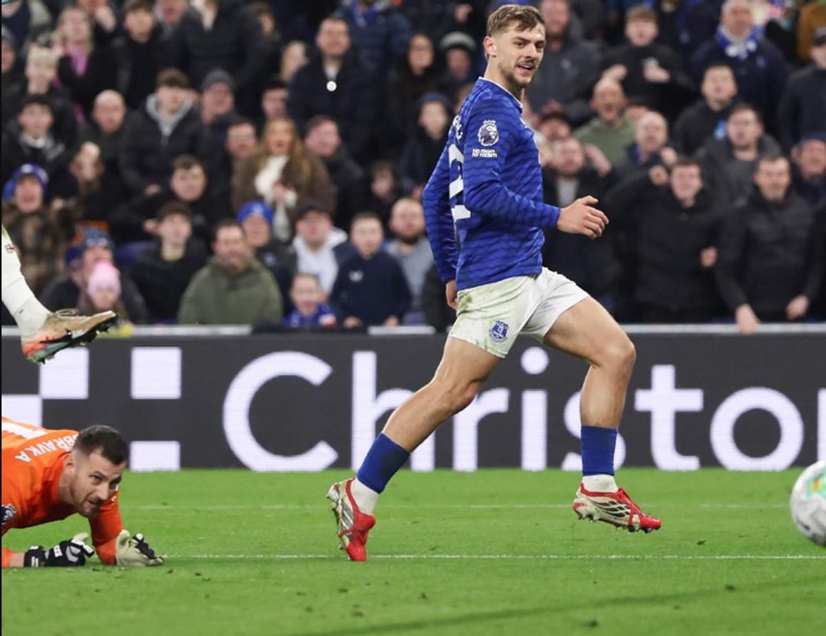 Kiernan Dewsbury-Hall instantes después de definir el segundo gol en el triunfo del Everton.