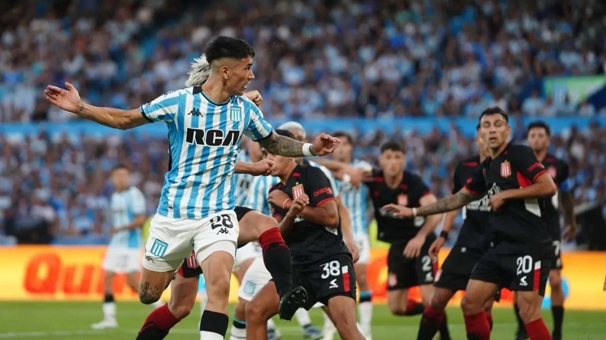 Postal de un Racing vs. Estudiantes. Foto: Agencia NA.