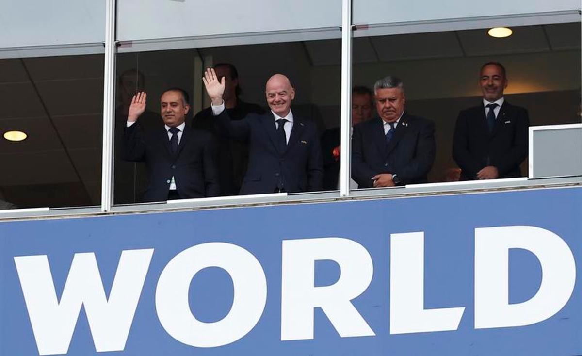 Gianni Infantino felicitó a Messi por sus récords