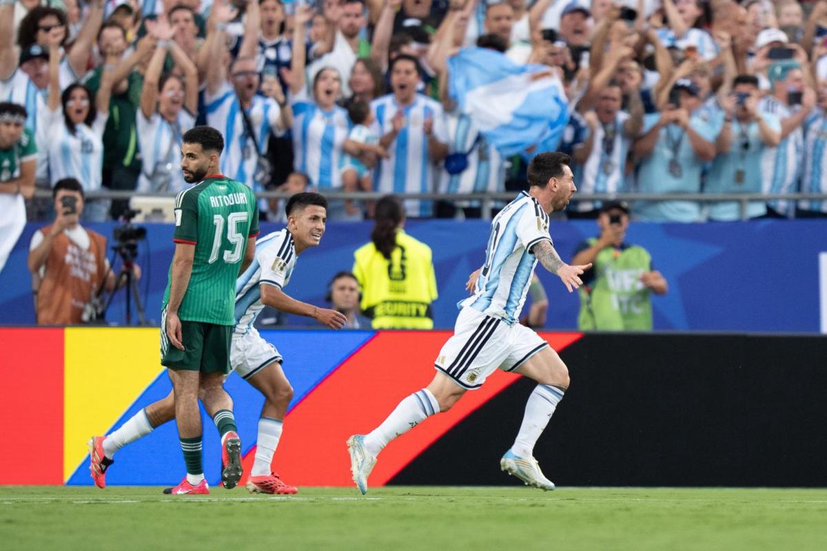 Lionel Messi festeja su golazo con la Selección argentina.